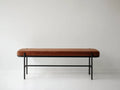 Panca camera da letto 140×42×46 cm in similpelle marrone e metallo nero - design moderno con seduta morbida